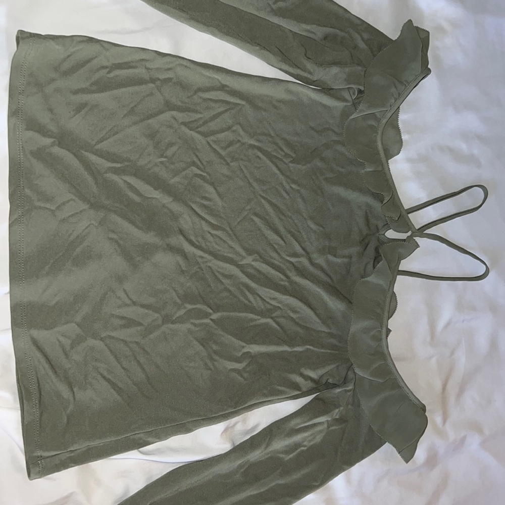 Off the shoulder green top with cute sleeve details XXS